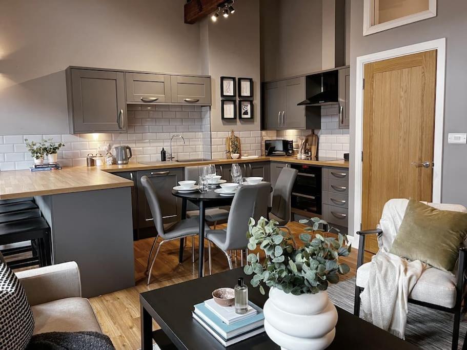 Cosy 2 Bedroom Apartment Тодморден Екстер'єр фото